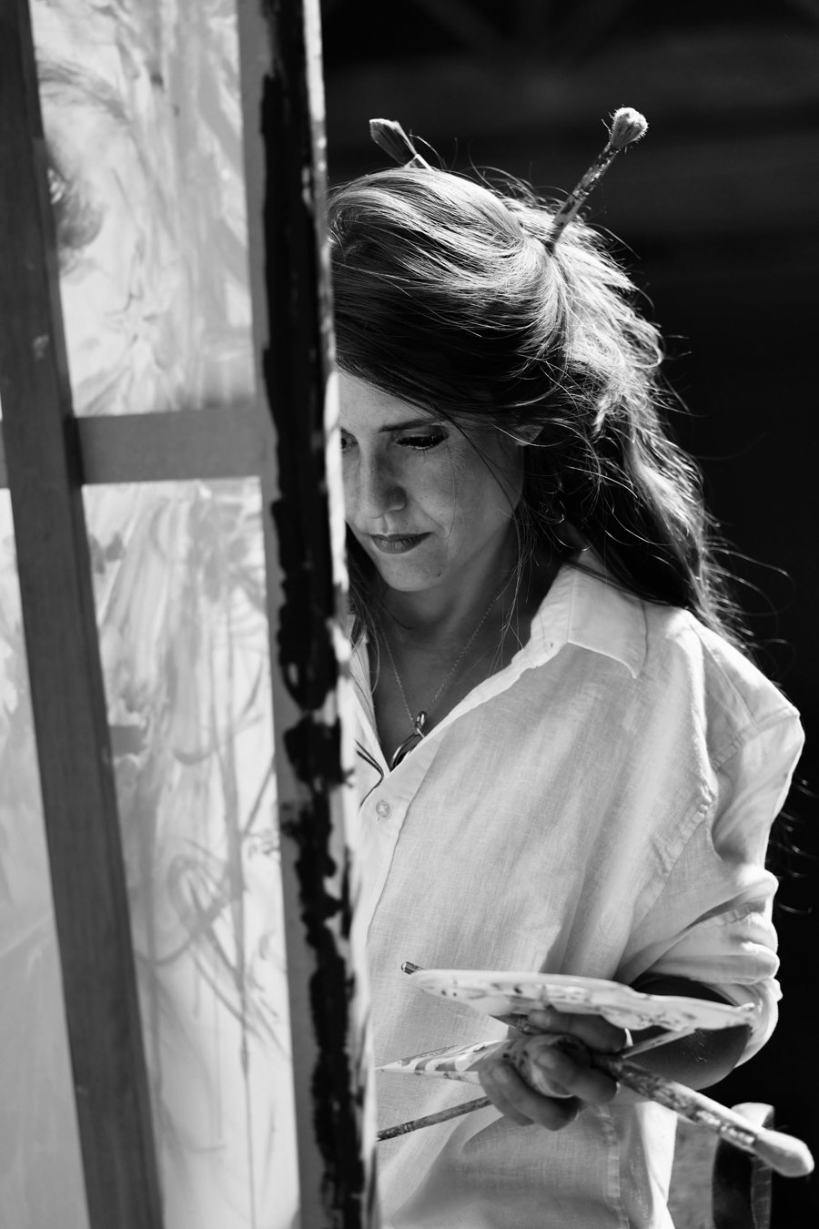 Justine Lepoutère peignant, palette à la main